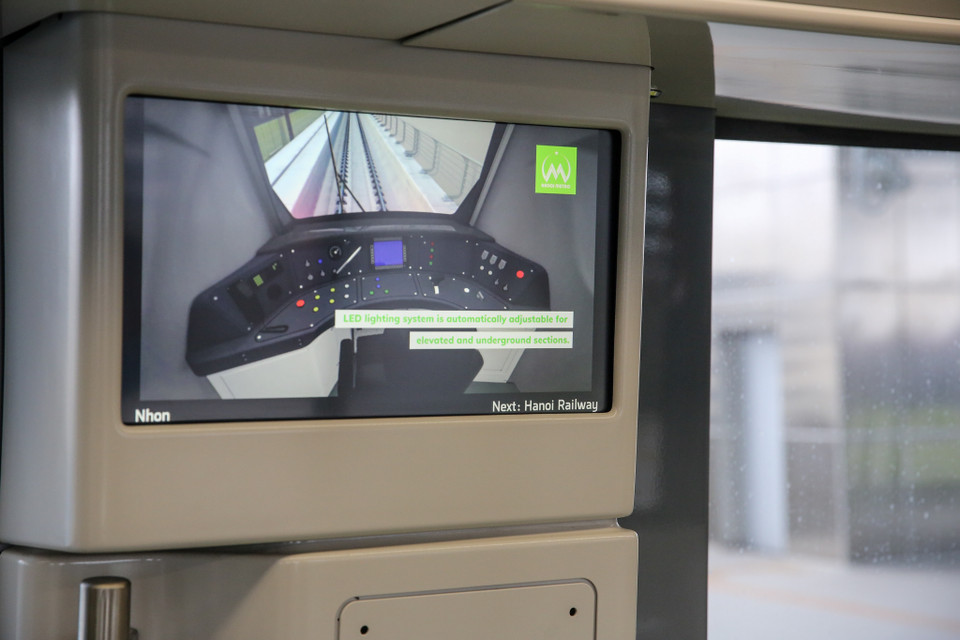 Hệ thống bảng hướng dẫn điện tử cho hành khách đi lại thuận tiện. (Ảnh: Minh Sơn/Vietnam+)