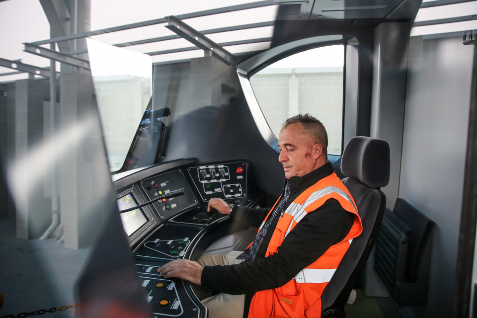 Cấu hình mỗi đoàn tàu gồm 4 toa (2 toa động cơ có cabin cho lái tàu, 1 toa động cơ và 1 toa kéo). (Ảnh: Minh Sơn/Vietnam+)