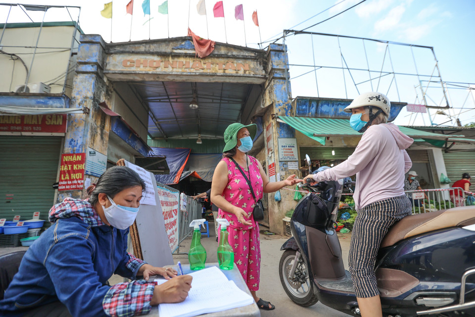 Lực lượng chức năng đã tổ chức đo thân nhiệt, yêu cầu người dân phải khai báo y tế, thực hiện các biện pháp phòng dịch. (Ảnh: Minh Sơn/Vietnam+)