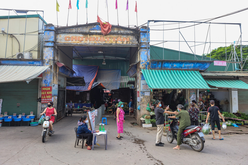 Theo đó, quận đã triển khai phát phiếu/thẻ luân phiên cho người dân đi chợ theo ngày chẵn lẻ hoặc vào một khung giờ nhất định cho 8 phường trên địa bàn. (Ảnh: Minh Sơn/Vietnam+)