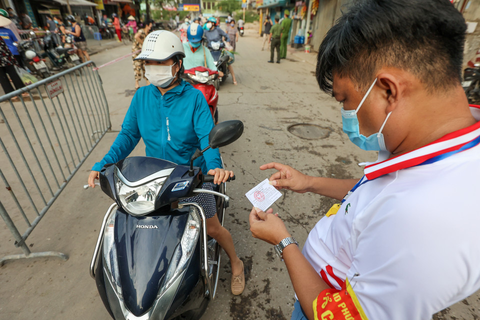 Mỗi hộ gia đình sẽ được cấp phát 5 'Thẻ đi chợ' cho 15 ngày, bảo đảm 3 ngày đi chợ 1 lần luân phiên giữa các hộ gia đình. (Ảnh: Minh Sơn/Vietnam+)