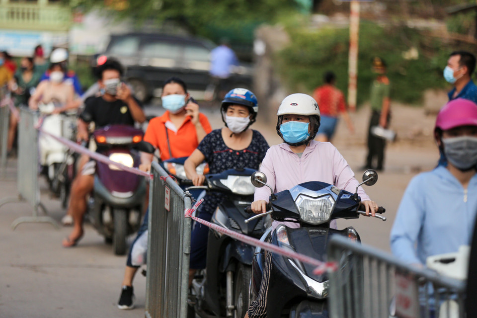 Việc phát thẻ nhằm giảm thiểu tối đa lượng người đến chợ, tránh tập trung đông người, phòng dịch cho người dân. (Ảnh: Minh Sơn/Vietnam+)