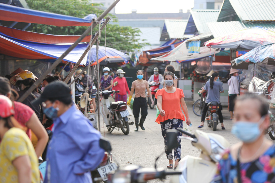 Cho rằng mô hình phát phiếu đi chợ, siêu thị tại quận Tây Hồ là cần thiết để bảo đảm giãn cách, Bí thư Thành ủy Hà Nội Đinh Tiến Dũng đã yêu cầu các quận, huyện, thị xã nghiên cứu triển khai ngay. Ngành Công Thương nghiên cứu ban hành 1 mẫu phiếu thống nhất áp dụng chung trên toàn thành phố. (Ảnh: Minh Sơn/Vietnam+)