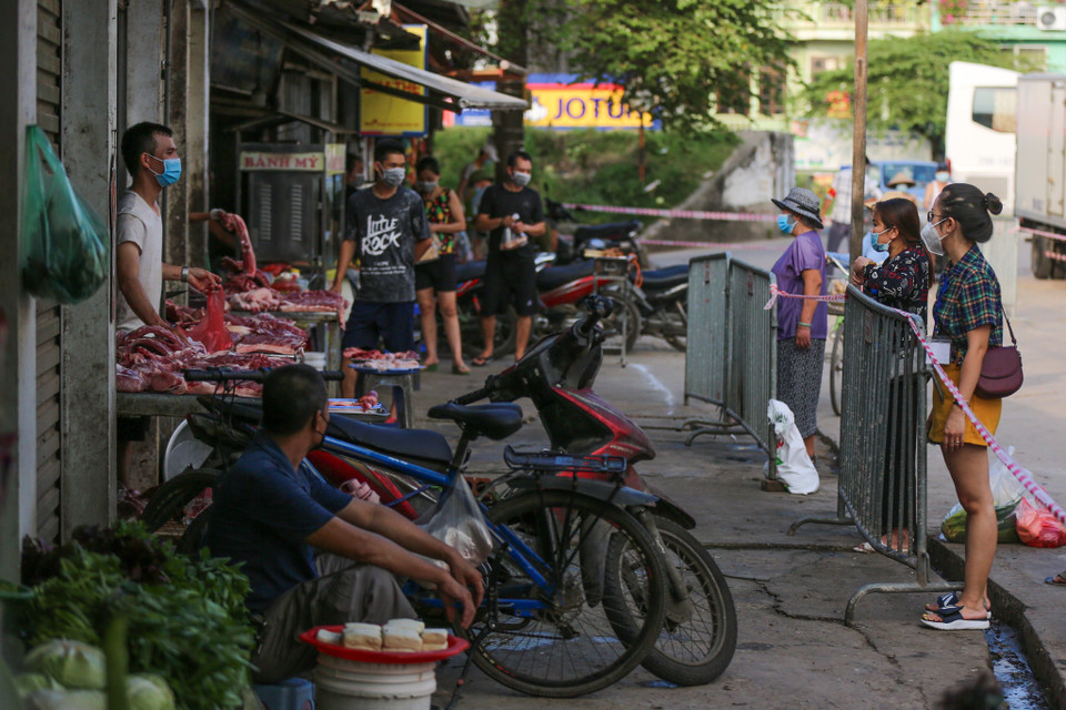 Tây Hồ cũng là quận đầu tiên của Hà Nội triển khai thí điểm việc phát 'thẻ đi chợ' cho người dân. (Ảnh: Minh Sơn/Vietnam+)