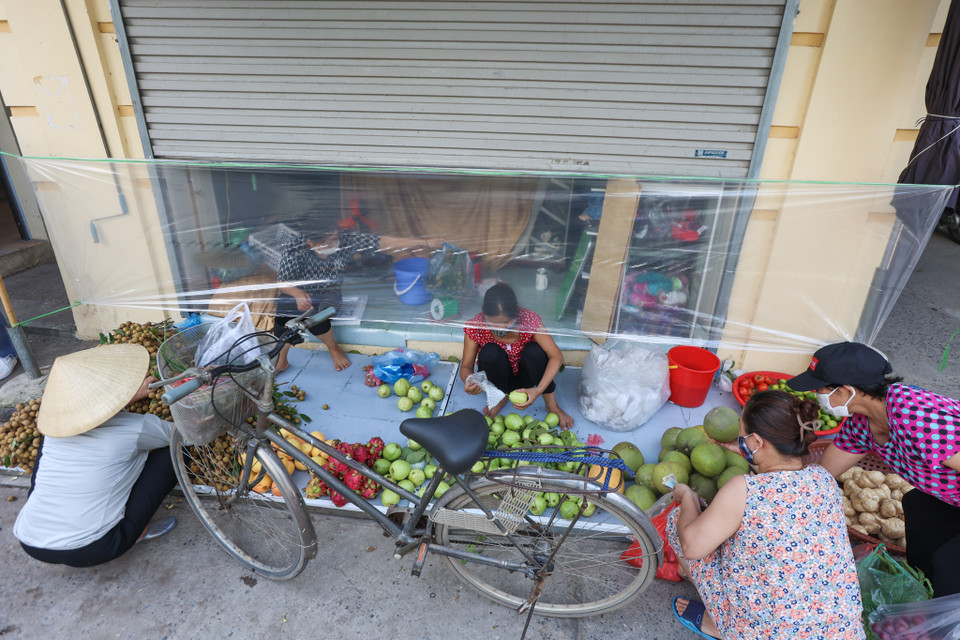 Chính quyền một số phường còn yêu cầu các tiểu thương ghi nhật ký bán hàng tại chợ với đầy đủ các thông khách hàng nhằm phục vụ công tác cách ly, truy vết khi cần thiết. (Ảnh: Minh Sơn/Vietnam+)