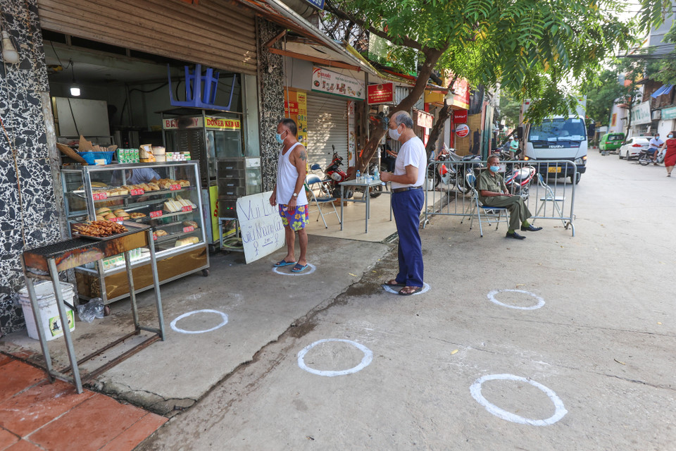 Uỷ ban Nhân dân phường Nhật Tân cũng cho kẻ vạch, đánh dấu vị trí để người đến mua hàng biết thực hiện, đảm bảo giữ khoảng cách giữa người bán và người mua theo quy định về phòng, chống dịch. (Ảnh: Minh Sơn/Vietnam+)
