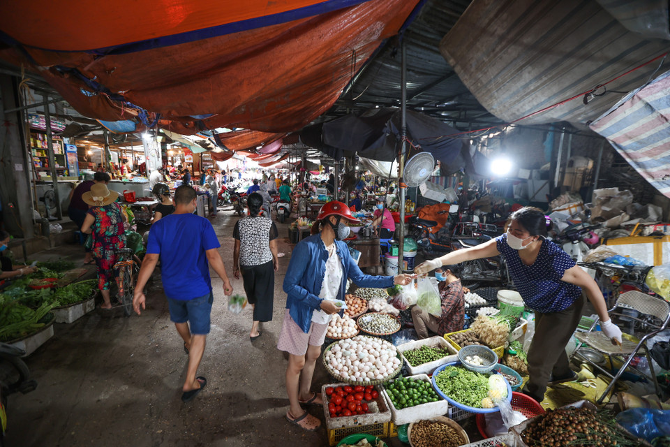 Các phường tại quận Tây Hồ cũng đã phối hợp tổ chức sắp xếp các chợ trên địa bàn chỉ bán các mặt hàng thiết yếu, bảo đảm cung cấp đầy đủ nhu yếu phẩm hằng ngày cho nhân dân. (Ảnh: Minh Sơn/Vietnam+)