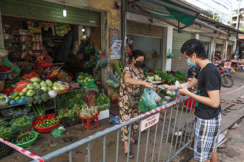 Với những tiểu thương bày bán bên mặt ngoài của chợ, ban quản lý cũng đã sắp xếp hàng rào để người dân không tiếp xúc gần thường xuyên. (Ảnh: Minh Sơn/Vietnam+)