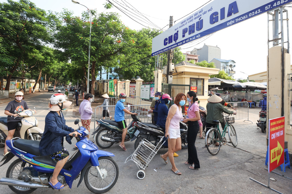 Tuy nhiên một số người dân tại khu vực này phải ra về vì không có 'thẻ đi chợ'. Đa phần các trường hợp này đều cho biết họ chưa được phường phát thẻ cũng như phổ biến việc này. (Ảnh: Minh Sơn/Vietnam+)