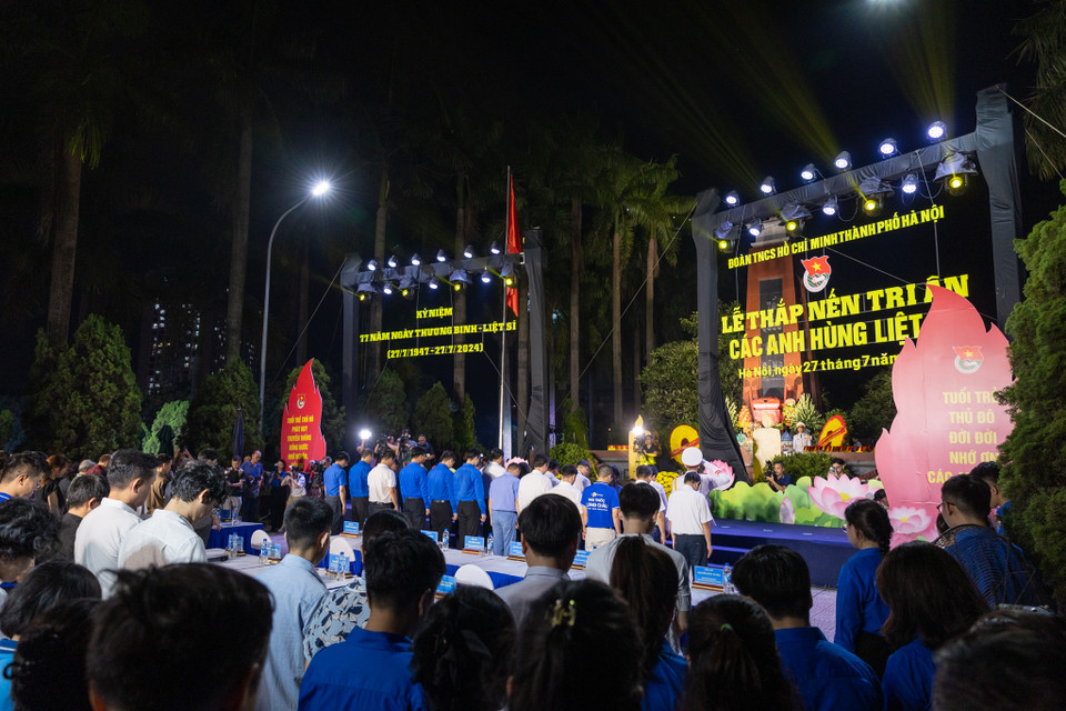 Tại chương trình, các đại biểu đã dành phút tưởng niệm để tưởng nhớ công ơn các Mẹ Việt Nam anh hùng, các anh hùng liệt sỹ, Chủ tịch Hồ Chí Minh và Tổng Bí thư Nguyễn Phú Trọng - nhà lãnh đạo trọn đời vì nước vì dân. (Ảnh: Minh Sơn/Vietnam+)