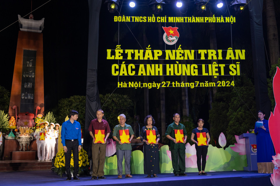 Đây là hoạt động ý nghĩa thuộc Dự án Phục dựng ảnh liệt sỹ trên địa bàn Thành phố do Thành đoàn Hà Nội triển khai. (Ảnh: Minh Sơn/Vietnam+)