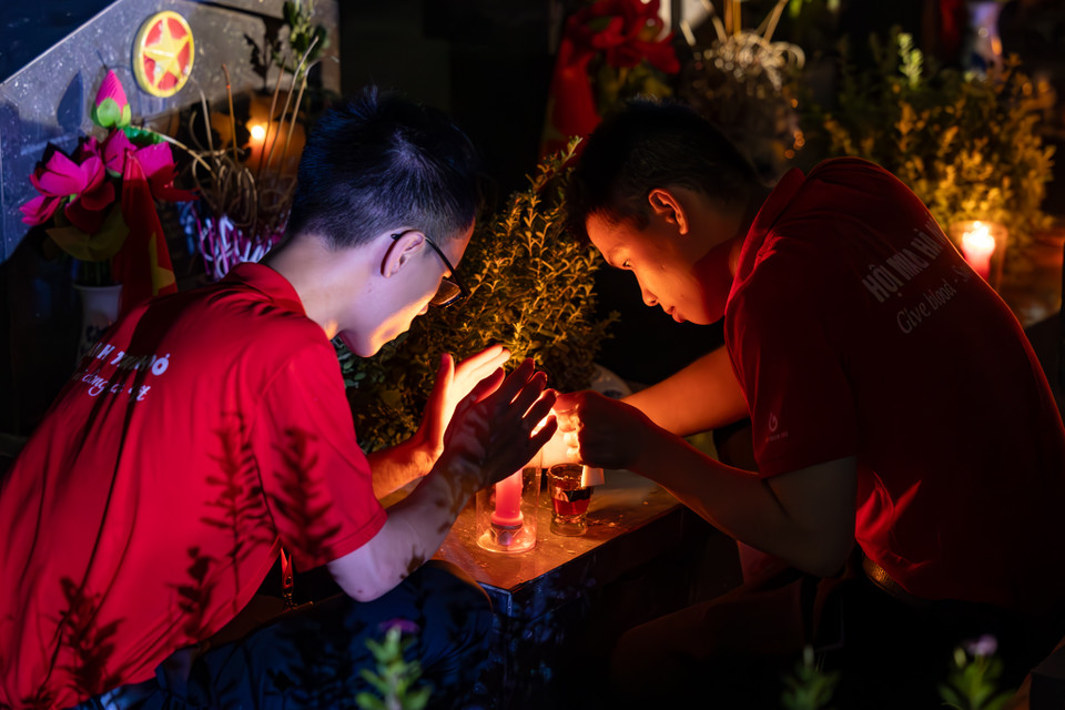 Trong không khí trang nghiêm và thành kính, đoàn viên thanh niên Thủ đô thắp lên hàng ngàn ngọn nến lung linh tri ân các liệt sỹ đã không tiếc xương máu hy sinh vì bình yên của Tổ quốc. (Ảnh: Minh Sơn/Vietnam+)