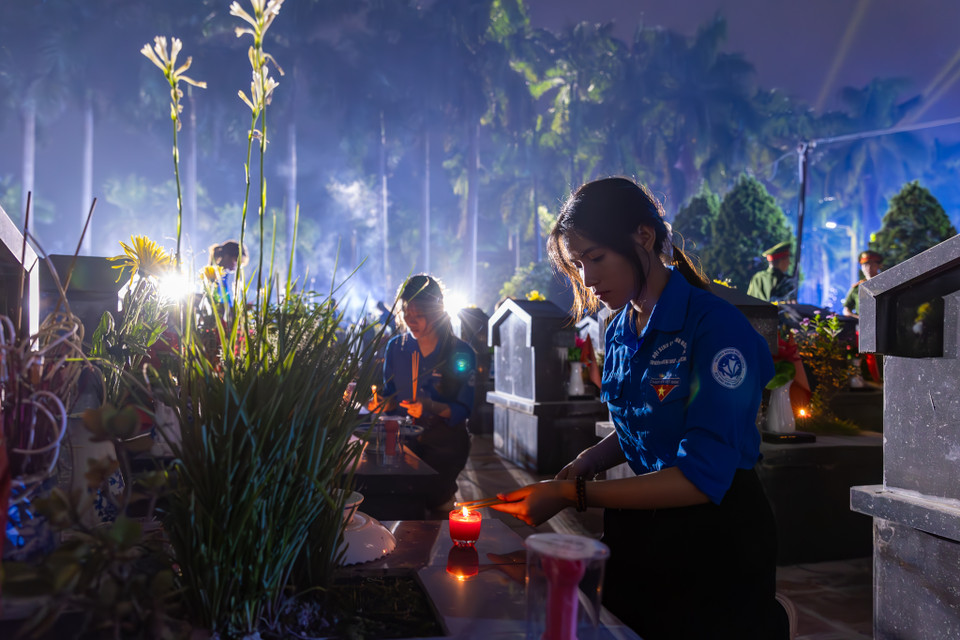 Chương trình lễ thắp nến tri ân như lời nhắc nhở mỗi đoàn viên, thanh niên về truyền thống yêu nước, về lòng tự hào dân tộc, trách nhiệm phải sống, học tập, lao động, bảo vệ Tổ quốc xứng đáng với sự hy sinh, mất mát của lớp lớp các thế hệ cha anh đi trước. (Ảnh: Minh Sơn/Vietnam+)