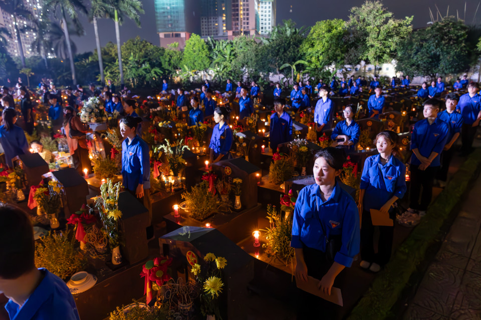 Cũng tại chương trình, gần 1.200 đoàn viên, thanh niên, lực lượng vũ trang Thủ đô đã thắp nến, dâng hương, hoa tại 2.195 mộ các Mẹ Việt Nam anh hùng và anh hùng liệt sỹ đang yên nghỉ tại Nghĩa trang Liệt sỹ Thành phố. (Ảnh: Minh Sơn/Vietnam+)