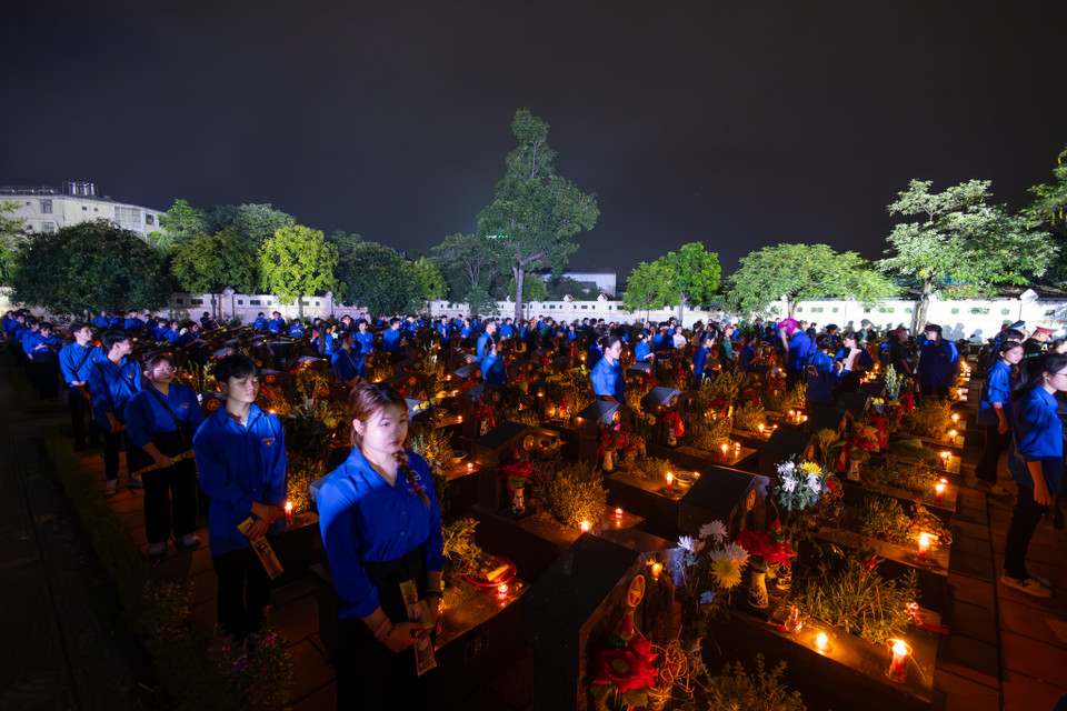 Đúng dịp kỷ niệm 77 năm Ngày Thương binh - Liệt sỹ (27/7/1947 - 27/7/2024), tối 27/7, Thành đoàn Hà Nội tổ chức “Lễ Thắp nến tri ân các anh hùng liệt sỹ” tại Nghĩa trang Liệt sỹ thành phố Hà Nội với sự tham gia của gần 1.200 đoàn viên, thanh niên, lực lượng vũ trang Thủ đô. (Ảnh: Minh Sơn/Vietnam+)