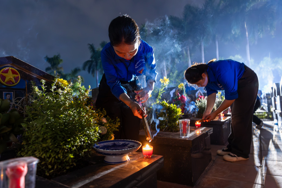 Hàng ngàn ngọn nến được các bạn trẻ Thủ đô thắp lên lung linh trong đêm tưởng nhớ các anh hùng liệt sỹ. (Ảnh: Minh Sơn/Vietnam+)