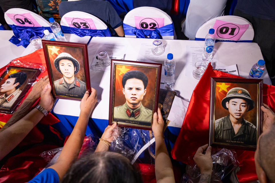 Phát biểu tại buổi lễ, bà Chu Hồng Minh - Bí thư Thành đoàn Hà Nội đã nhấn mạnh việc trao tặng ảnh của các mẹ Việt Nam anh hùng, các anh hùng liệt sỹ đã được phục dựng đến các gia đình liệt sỹ để bày tỏ tấm lòng tri ân đến thế hệ cha anh đã ngã xuống vì nền độc lập, hòa bình của dân tộc. (Ảnh: Minh Sơn/Vietnam+)