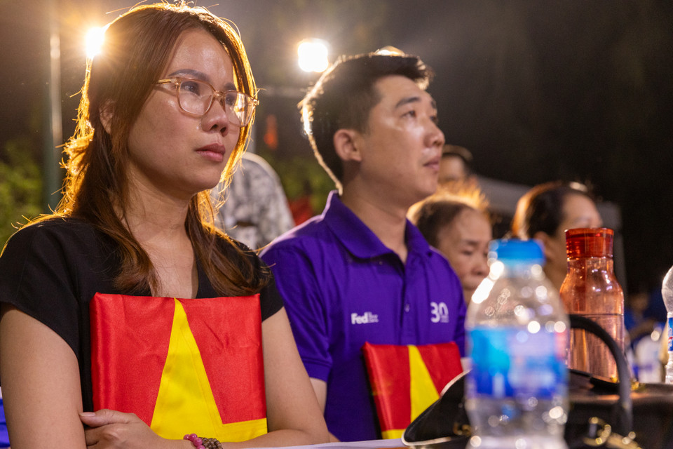 Chị Hoàng Thị Thơm (Lạc Long Quân, Hà Nội) bật khóc khi nhận ảnh chân dung của người thân. Chị Thơm, cháu dâu của liệt sỹ Lý Văn Điểm nghẹn ngào chia sẻ, mặc dù chưa gặp mặt bác lần nào cũng như đến nay gia đình vẫn chưa tìm được hài cốt của bác nhưng vẫn xúc động khi được nhận về tấm di ảnh được phục dựng lại. "Tôi rất biết ơn chương trình đã phục dựng lại di ảnh từ bức tranh truyền thần của bác tôi." (Ảnh: Minh Sơn/Vietnam+)