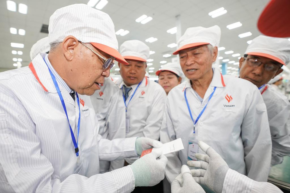 Chủ tịch và phái đoàn rất phấn khởi khi cầm trên tay chiếc thẻ bảo hành cho dòng sản phẩm sẽ được bán tại thị trường Myanmar. (Ảnh: VinSmart)