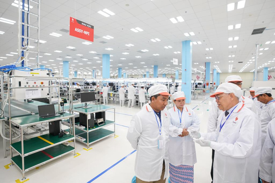 Ngày 29/8, ngài U Tin Maung Tun - Chủ tịch Quốc hội vùng Yangon (Myanmar) đã có buổi thăm nhà Sản xuất Điện thoại thông minh VinSmart tại Khu công nghệ cao Hòa Lạc. (Ảnh: VinSmart)