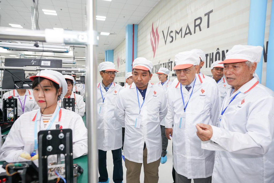 Các trang thiết bị, máy móc của VinSmart ứng dụng công nghệ tiên tiến trên thế giới như dây chuyền hàn dán linh kiện SMT, dây chuyền kiểm tra bo mạch tự động dùng công nghệ của Mỹ, Đức, Nhật Bản. (Ảnh: VinSmart)