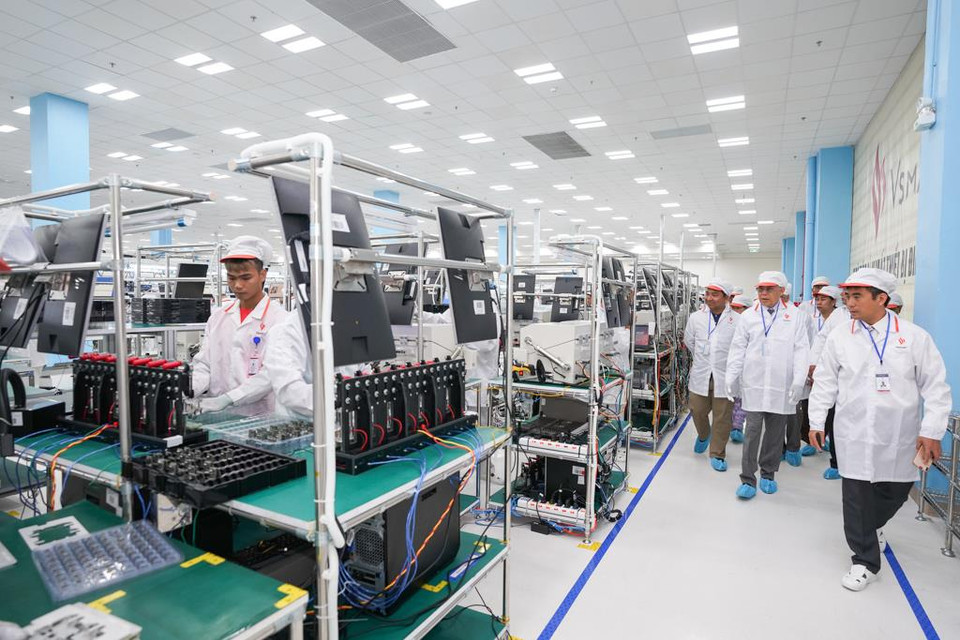 Ông Hoàng Anh - Giám đốc Nhà máy sản xuất điện thoại thông minh VinSmart đã giới thiệu chung với đoàn về quy mô xây dựng, khả năng sản xuất và các dây chuyền thiết bị máy móc tiên tiến, sau đó dẫn đoàn đi thăm các xưởng và dây chuyền sản xuất. (Ảnh: VinSmart)