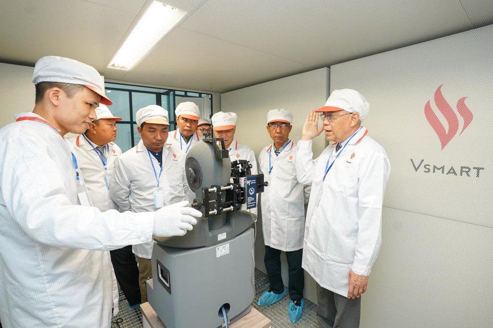 Phái đoàn Myanmar cũng ấn tượng với môi trường sản xuất được kiểm soát hoàn toàn về nhiệt độ, độ ẩm, kiểm soát phóng tĩnh điện cũng như độ sạch không khí để đảm bảo chất lượng cao nhất cho sản phẩm. (Ảnh: VinSmart)