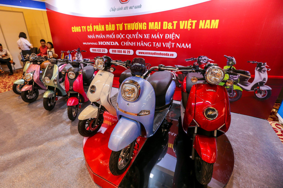 Bên cạnh đó, tại triển lãm còn có các khu trưng bày riêng của các doanh nghiệp đến từ Trung Quốc, Nga, Mỹ, Belarus, Nhật Bản, Singapore, Hàn Quốc, Thái Lan, Malaysia, Ấn Độ, Indonesia và Đài Loan… (Ảnh: Minh Sơn/Vietnam+)