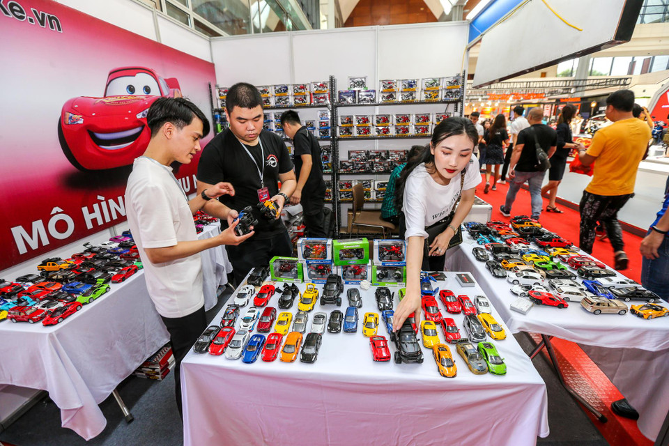 Một gian hàng mô hình xe ôtô và xe máy thu hút nhiều khách tham quan. (Ảnh: Minh Sơn/Vietnam+)