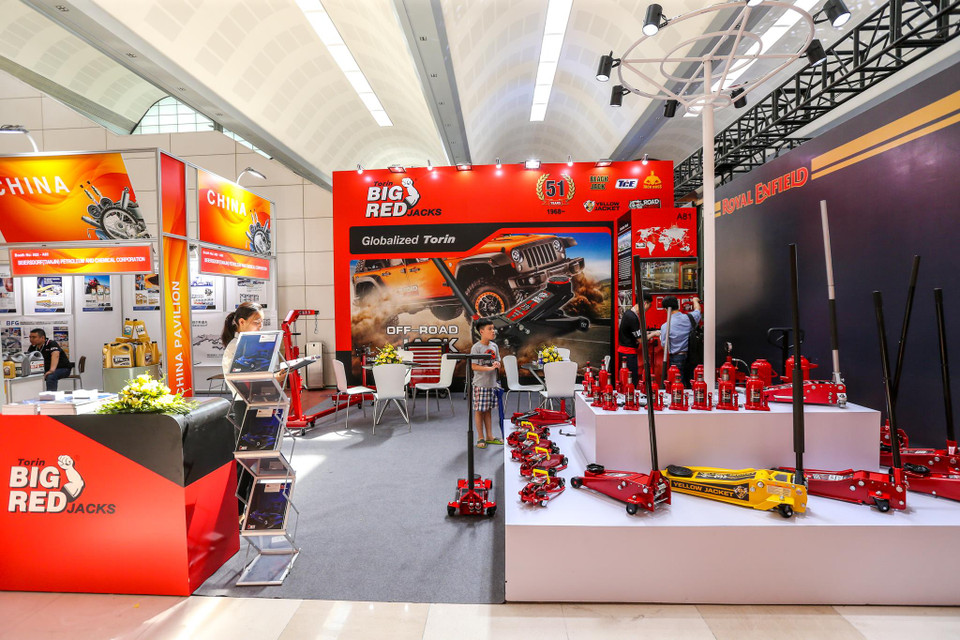 Các loại phụ tùng, linh phụ kiện, bảo dưỡng, sửa chữa và đồ chơi ôtô, xe máy với hàng trăm gian trưng bày trong nước và quốc tế như DCar, Exxon Mobil, Kenda Vietnam, Yangmin, Vietmap, Lotus Việt, Maxxis, Năm Vũ, TechGlobal, dầu nhờn S-OIL, Đặng Gia... (Ảnh: Minh Sơn/Vietnam+)