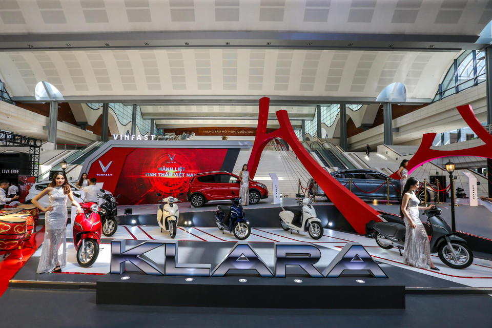 Gian trưng bày của VinFast đặc biệt nổi bật tại Vietnam AutoExpo 2019. Hãng xe Việt đã mang tới triển lãm mẫu xe máy điện VinFast Klara và các mẫu ôtô quen thuộc như Lux A2.0, Lux SA2.0 hay Fadil. (Ảnh: Minh Sơn/Vietnam+)