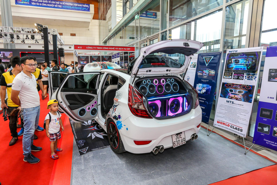 Dàn loa 'độ' bên trong một chiếc ôtô khiến người xem trầm trồ. (Ảnh: Minh Sơn/Vietnam+)