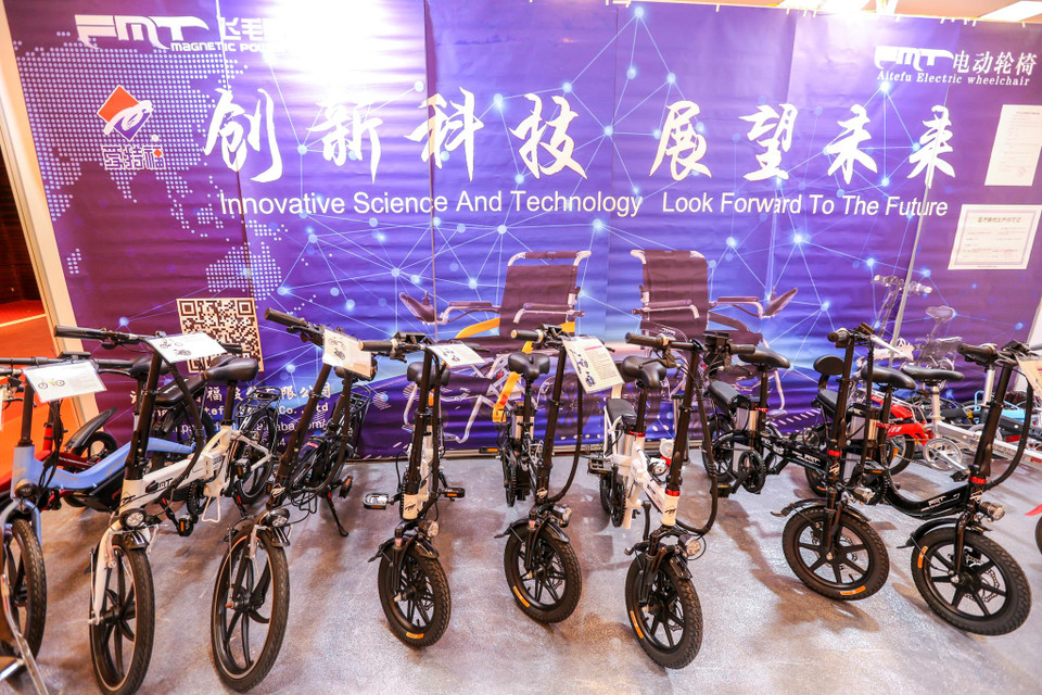 Nhiều hãng xe không chỉ mang đến sự kiện những sản phẩm cho mọi người chiêm ngưỡng, mà còn tổ chức nhiều hoạt động trình diễn và lái thử xe ngay tại không gian triển lãm. (Ảnh: Minh Sơn/Vietnam+)