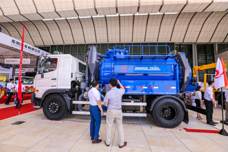 Khu bên ngoài triển lãm trưng bày nhiều mẫu xe ôtô vận tải của các công ty Dongfeng, Howo, Isuzu, Hino, Maz, Palfiger... với nhiều sản phẩm mới. (Ảnh: Minh Sơn/Vietnam+)