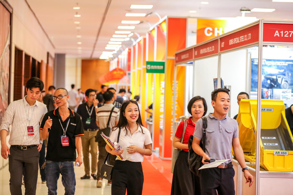 Đây là lần thứ 16 triển lãm được tổ chức với quy mô trưng bày rộng hơn 10.000 m2 và gần 200 doanh nghiệp trong nước, quốc tế tham dự. (Ảnh: Minh Sơn/Vietnam+)