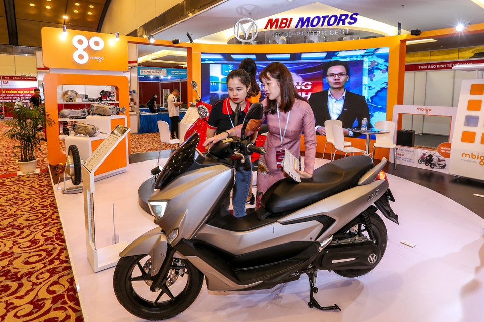 Các mẫu xe máy điện đến từ Trung Quốc và Hàn Quốc cũng được trưng bày để tìm kiếm đối tác ở Việt Nam. (Ảnh: Minh Sơn/Vietnam+)