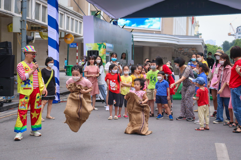 Ngoài ra, sự kiện còn tổ chức các cuộc thi vận động giúp các bé được thỏa sức vui chơi như nhảy bao bố, kéo co,... (Ảnh: PV/Vietnam+)