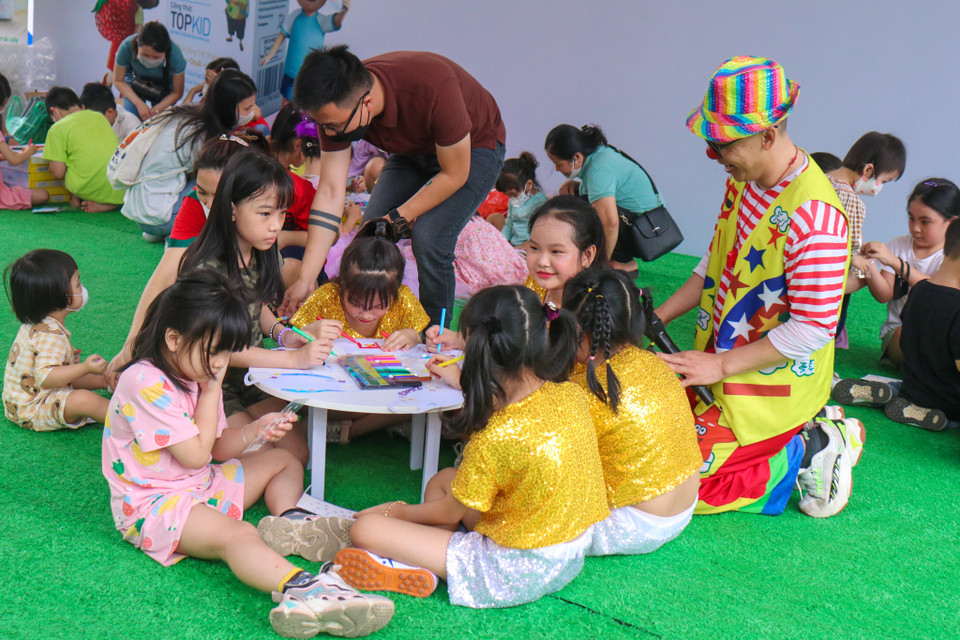 Ngoài khuyến khích sống xanh, tái chế, bảo vệ môi trường, các hoạt động vui chơi còn gắn với mục tiêu tạo sân chơi cho trẻ em để phát triển thể lực, trí lực. (Ảnh: PV/Vietnam+)