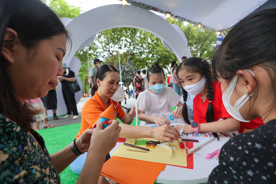 Chương trình hướng tới việc tận dụng sử dụng những đồ tái chế như vỏ hộp sữa, ống hút, lõi giấy vệ sinh trong nhà mỗi bạn nhỏ. (Ảnh: PV/Vietnam+)