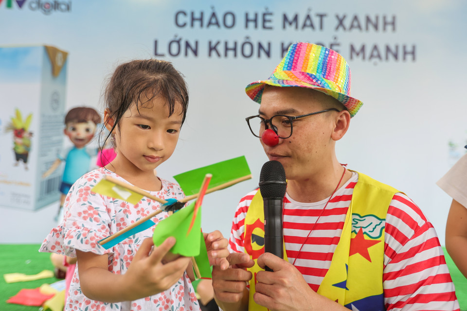 Những đồ chơi được sáng chế từ vật dụng bỏ đi như vỏ hộp sữa đã qua sử dụng, lõi giấy vệ sinh nhìn rất thích mắt thu hút sự hào hứng của nhiều trẻ nhỏ. (Ảnh: PV/Vietnam+)