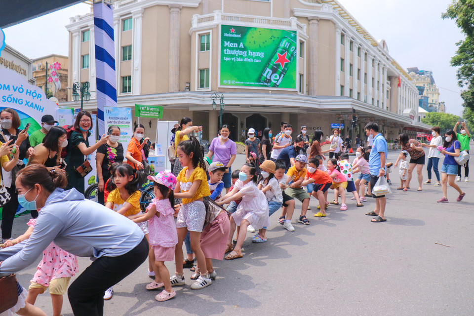 Phố đi bộ cuối tuần thu hút rất đông các bạn nhỏ tham gia. Ban tổ chức dự kiến trong 2 ngày cuối tuần sẽ thu hút hơn 1.000 bạn nhỏ tham dự chương trình. (Ảnh: PV/Vietnam+)