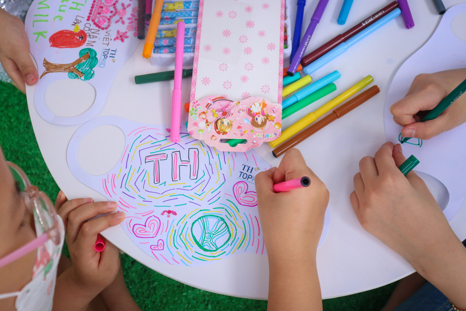 Các em nhỏ đã được tham gia cuộc thi vẽ tranh trang trí trên khẩu trang giấy. (Ảnh: PV/Vietnam+)