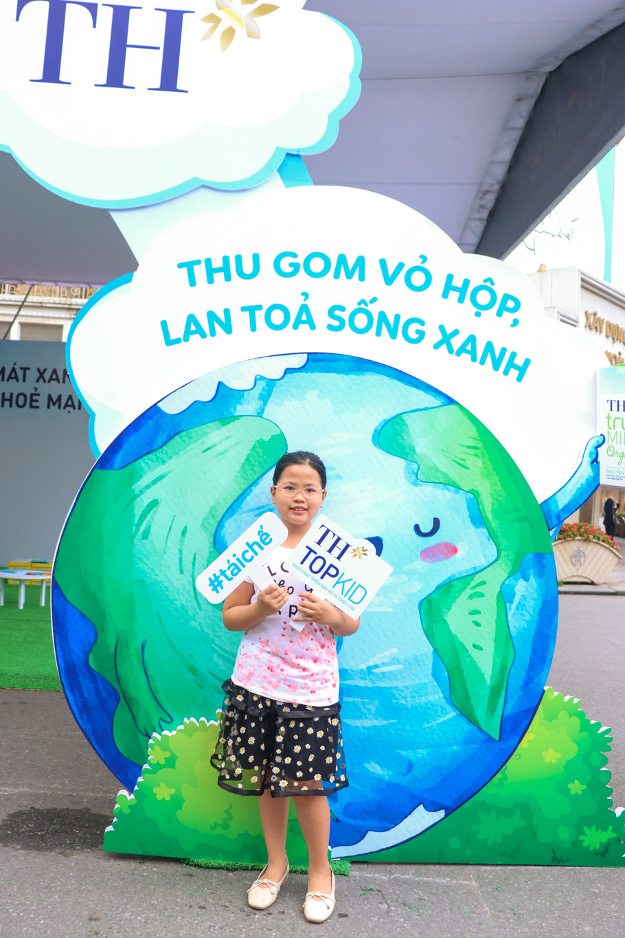 Chương trình nằm trong tuần lễ Ngày Trái Đất giúp các em thiếu nhi tham gia và hiểu được tầm quan trọng của việc bảo vệ môi trường. (Ảnh: PV/Vietnam+)