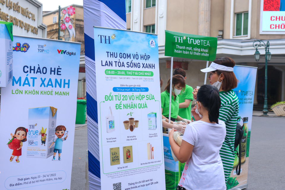 Tại đây, Tập đoàn TH cũng đã giới thiệu các sản phẩm của TH phù hợp với trẻ em, thanh thiếu niên, như Sữa chua uống tiệt trùng TOPKID, Trà TH true TEA, nước uống sữa trái cây TH true JUICE milk. (Ảnh: PV/Vietnam+)