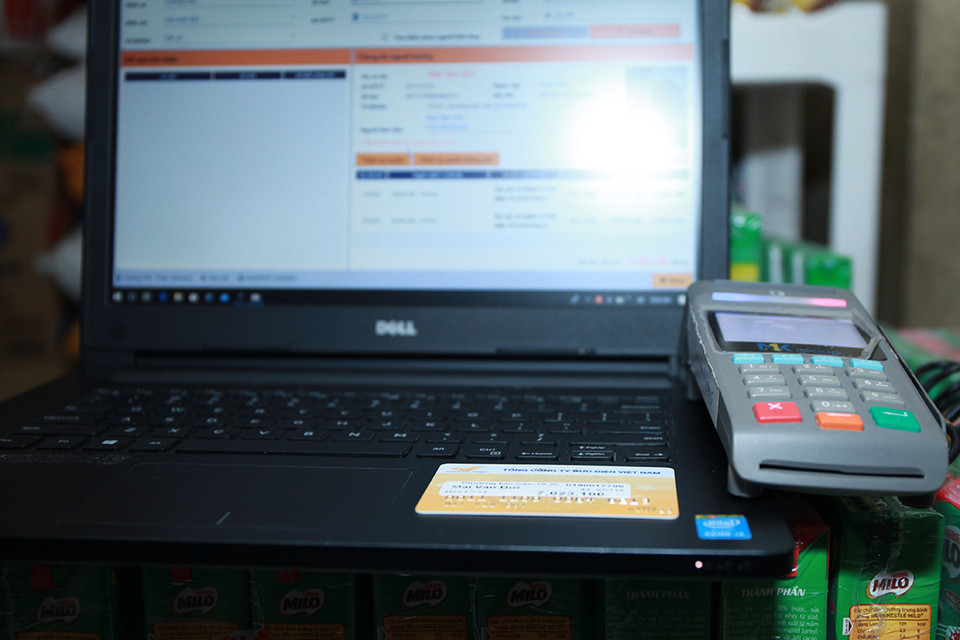 Đây là những đối tượng hưởng lương hưu, trợ cấp bảo hiểm xã hội hàng tháng, trong đó có hơn 440.000 người nhận trực tiếp bằng tiền mặt, gần 140.000 người nhận qua thẻ tài khoản cá nhân (ATM). (Ảnh: PV/Vietnam+)