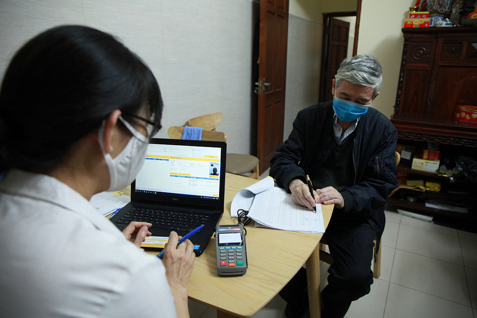 Cùng với đó, đại diện các ngành, đoàn thể chức năng cấp xã, phường, thị trấn đã đến từng ngõ, vào từng nhà đối tượng thụ hưởng để kiểm tra lại địa chỉ, khảo sát thời gian có thể nhận lương, trợ cấp, làm cơ sở xây dựng phương án chi trả cụ thể. (Ảnh: PV/Vietnam+)