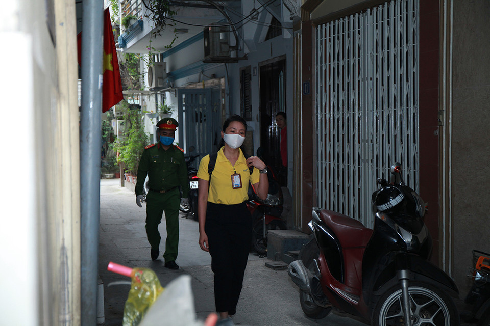 Để phòng, chống dịch COVID-19, từ ngày 16/4/2020, Hà Nội bắt đầu thực hiện việc trả lương hưu tại nhà. (Ảnh: PV/Vietnam+)