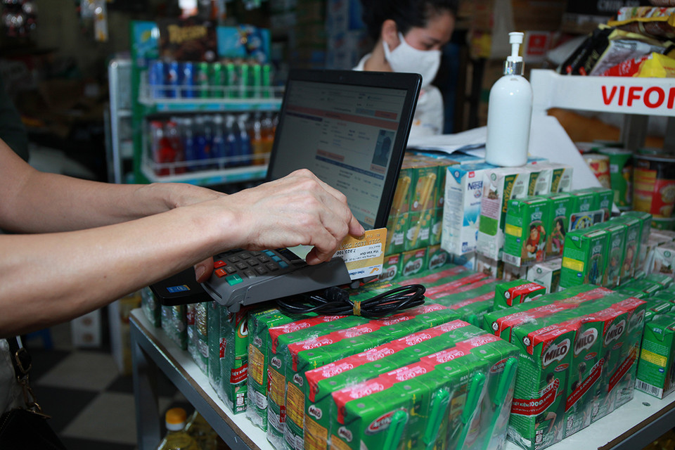 Theo thống kê số người nhận lương hưu, trợ cấp bảo hiểm xã hội tháng 4 và 5/2020 trên toàn thành phố là hơn 580.000 người. (Ảnh: PV/Vietnam+)