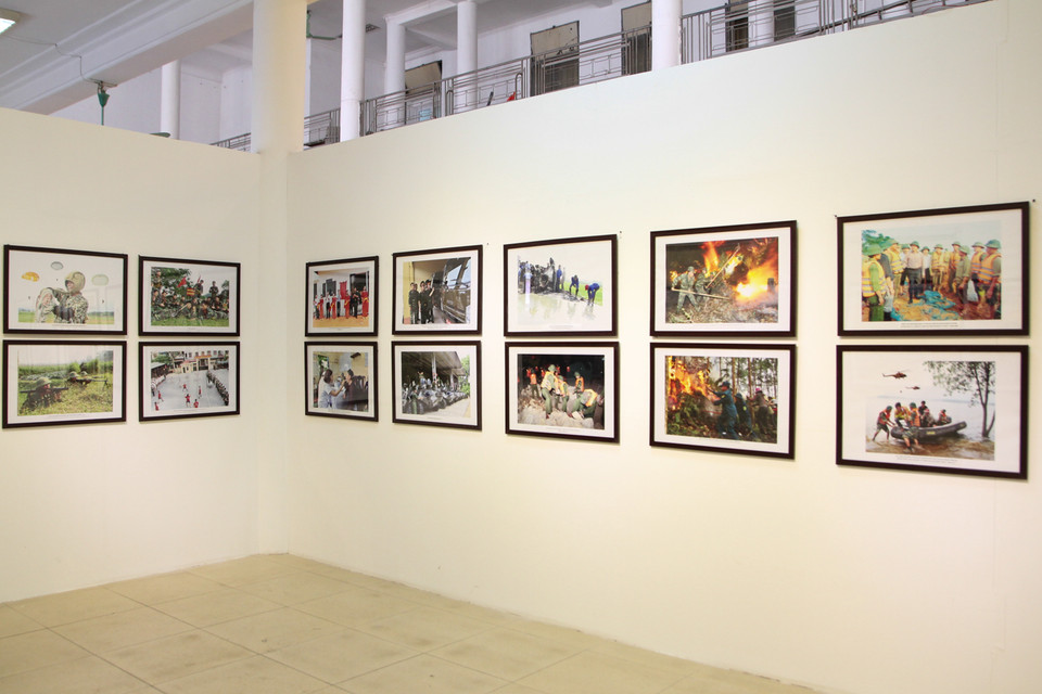 Những hình ảnh tư liệu về hoạt động của lực lượng vũ trang Thủ đô kể từ ngày mở rộng địa giới hành chính được chú trọng đặc biệt. (Ảnh Minh Sơn/Vietnam+)