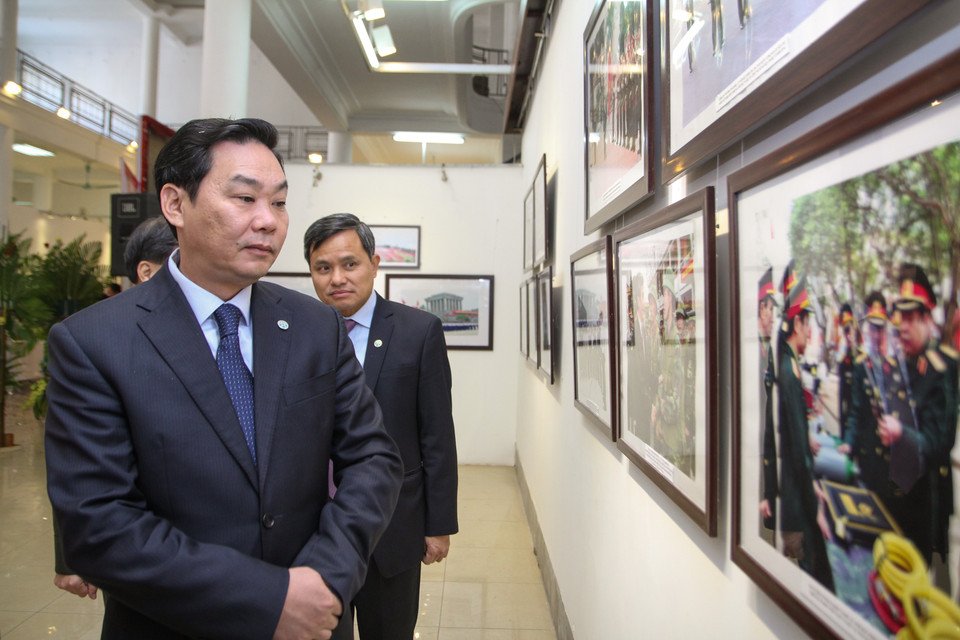 Ông Lê Hồng Sơn, Phó Chủ tịch Ủy ban Nhân dân Thành phố Hà Nội đi thăm quan các khu trưng bày tư liệu, hình ảnh. (Ảnh Minh Sơn/Vietnam+)